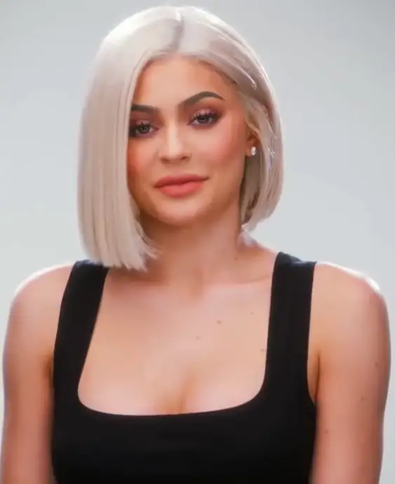 How tall is Kylie Jenner?